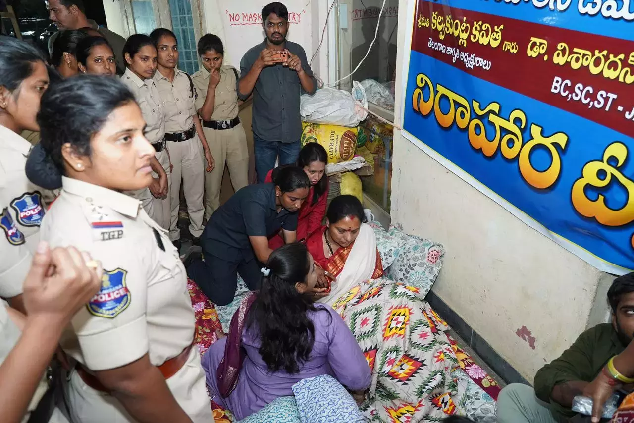 Telangana: खम्मम में पुलिस ने कविता की भूख हड़ताल नाकाम कर दी Telangana: खम्मम में पुलिस ने कविता की भूख हड़ताल नाकाम कर दी