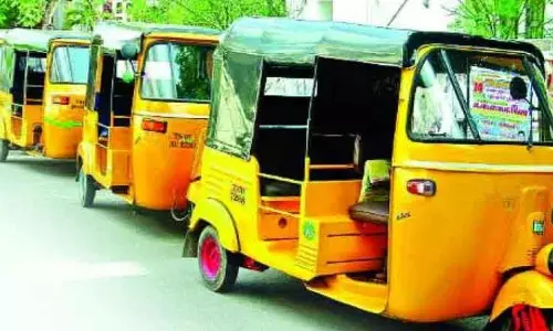 Ongole में ईमानदार ऑटो ड्राइवरों ने ₹30 लाख का बैग लौटाया Ongole में ईमानदार ऑटो ड्राइवरों ने ₹30 लाख का बैग लौटाया