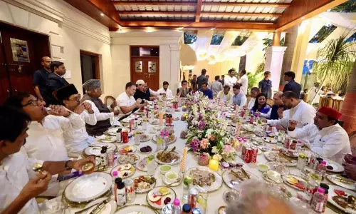 Delhi: इफ्तार कार्यक्रम में शामिल हुए राहुल गांधी Delhi: इफ्तार कार्यक्रम में शामिल हुए राहुल गांधी