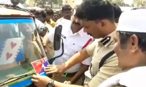 Prakasam में ऑटो-रिक्शा के लिए डिजिटल नंबर स्टिकर सिस्टम शुरू, पैसेंजर सुरक्षा बढ़ाई Prakasam में ऑटो-रिक्शा के लिए डिजिटल नंबर स्टिकर सिस्टम शुरू, पैसेंजर सुरक्षा बढ़ाई