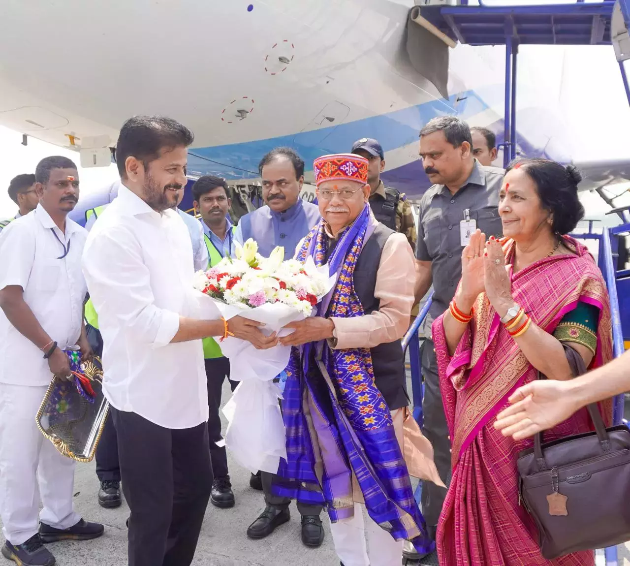रेवंत रेड्डी ने RGIA में तेलंगाना के नए गवर्नर का स्वागत किया रेवंत रेड्डी ने RGIA में तेलंगाना के नए गवर्नर का स्वागत किया