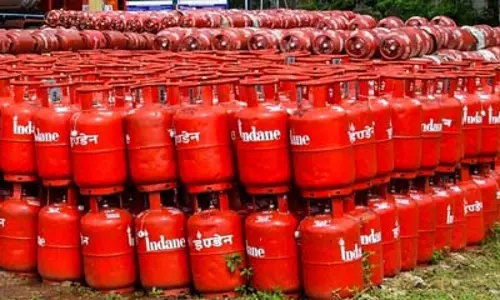 केंद्र सरकार के निर्देशों के बाद रिफाइनरियों ने एलपीजी उत्पादन 10 प्रतिशत बढ़ाया