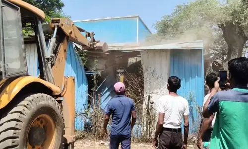 जिला प्रशासन ने हटाया अतिक्रमण