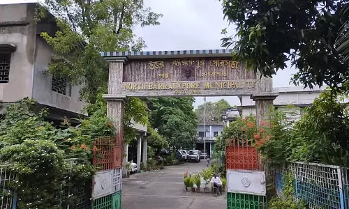 North Barrackpore नगर निगम ने घर के अवैध हिस्से को गिराने का आदेश दिया North Barrackpore नगर निगम ने घर के अवैध हिस्से को गिराने का आदेश दिया