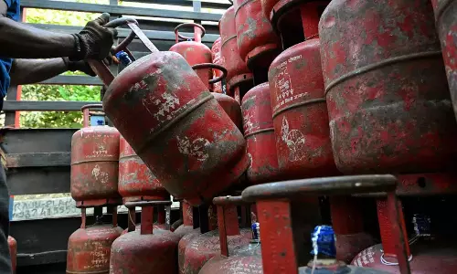 तिरुपति में होटल-रेस्टोरेंट LPG संकट के लिए सतर्क तिरुपति में होटल-रेस्टोरेंट LPG संकट के लिए सतर्क