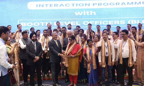 बंगाल चुनाव से पहले ECI ने SVEEP आइकन लिसा बनर्जी को सम्मानित किया बंगाल चुनाव से पहले ECI ने SVEEP आइकन लिसा बनर्जी को सम्मानित किया