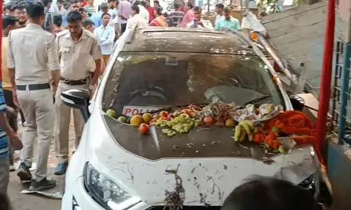‘Police’ साइन वाली कार ने पैदल यात्री को टक्कर मारी; 1 की मौत, कई घायल ‘Police’ साइन वाली कार ने पैदल यात्री को टक्कर मारी; 1 की मौत, कई घायल