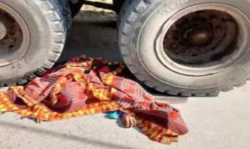 CG: तेज रफ्तार हाईवा ने महिला को कुचला, मौके पर मौत CG: तेज रफ्तार हाईवा ने महिला को कुचला, मौके पर मौत