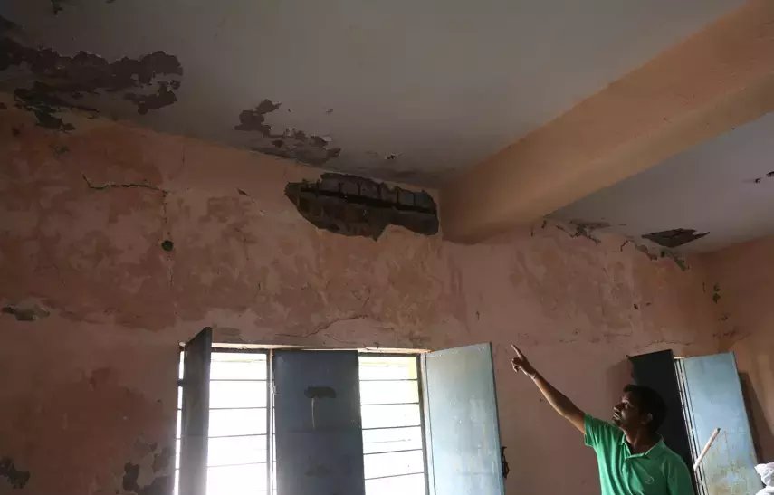Telangana: काजीपेट में सरकारी बॉयज बीसी हॉस्टल की छत ढह रही है