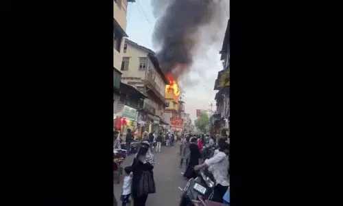 देखे वीडियो: तीन मंजिला इमारत में आग देखे वीडियो: तीन मंजिला इमारत में आग