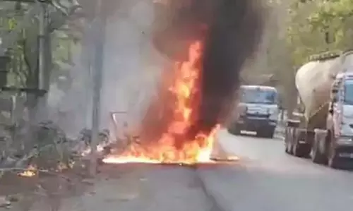 CG: एसईसीएल ठेके पर लगी बोलेरो में आग, सात महिलाएं बाल-बाल बचीं CG: एसईसीएल ठेके पर लगी बोलेरो में आग, सात महिलाएं बाल-बाल बचीं
