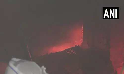 कपड़ों की दुकान में लगी आग, दमकल ने पाया काबू कपड़ों की दुकान में लगी आग, दमकल ने पाया काबू