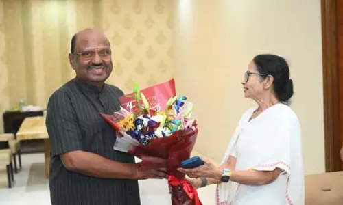 सीएम बनर्जी ने पूर्व राज्यपाल से की व्यक्तिगत मुलाकात सीएम बनर्जी ने पूर्व राज्यपाल से की व्यक्तिगत मुलाकात