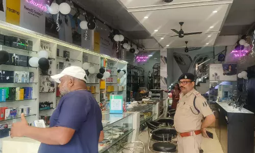 मोबाइल शॉप में लाखों की चोरी, सीसीटीवी में कैद संदिग्ध की तलाश जारी