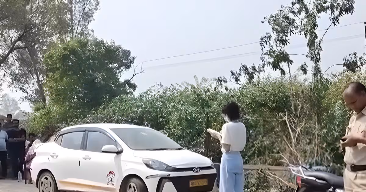 New Delhi: कार के अंदर दो शव बरामद, बदबू ने किया सनसनीखेज खुलासा New Delhi: कार के अंदर दो शव बरामद, बदबू ने किया सनसनीखेज खुलासा