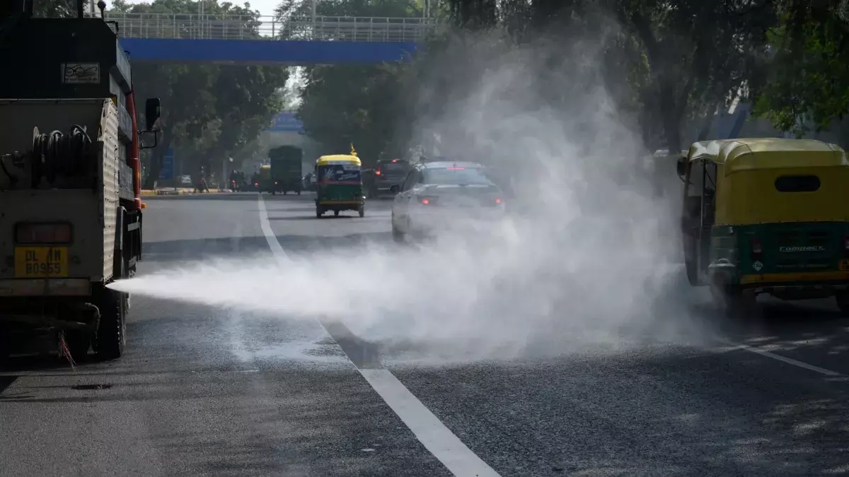 New Delhi: सड़क धूल कम करने के लिए एमसीडी ने बढ़ाई सफाई और छिड़काव की व्यवस्था New Delhi: सड़क धूल कम करने के लिए एमसीडी ने बढ़ाई सफाई और छिड़काव की व्यवस्था