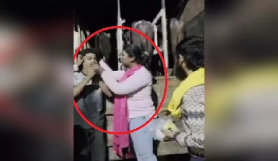 ट्रक चालक को जबरन गोबर खिलाने का मामला, वीडियो वायरल होते ही हड़कंप ट्रक चालक को जबरन गोबर खिलाने का मामला, वीडियो वायरल होते ही हड़कंप