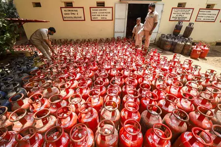 एलपीजी उत्पादन को प्राथमिकता, केंद्र ने घरेलू और नॉन-डोमेस्टिक सेक्टर के लिए नए ऑर्डर जारी किए एलपीजी उत्पादन को प्राथमिकता, केंद्र ने घरेलू और नॉन-डोमेस्टिक सेक्टर के लिए नए ऑर्डर जारी किए