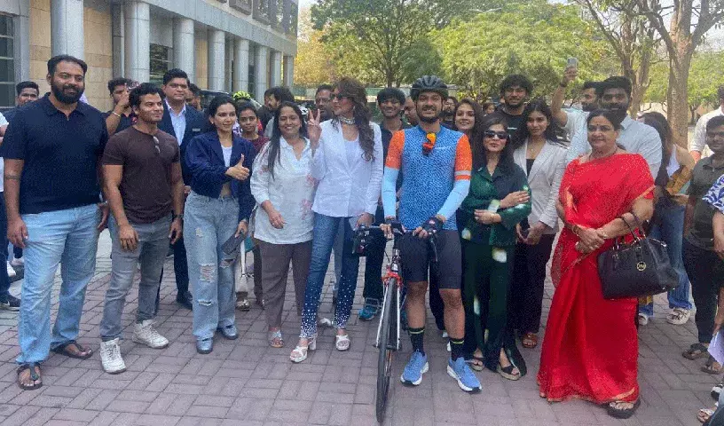 साइकिलिस्ट कांथी दत्त ने फिटनेस को बढ़ावा देने के लिए हैदराबाद से मुंबई तक 800 km का अभियान शुरू साइकिलिस्ट कांथी दत्त ने फिटनेस को बढ़ावा देने के लिए हैदराबाद से मुंबई तक 800 km का अभियान शुरू