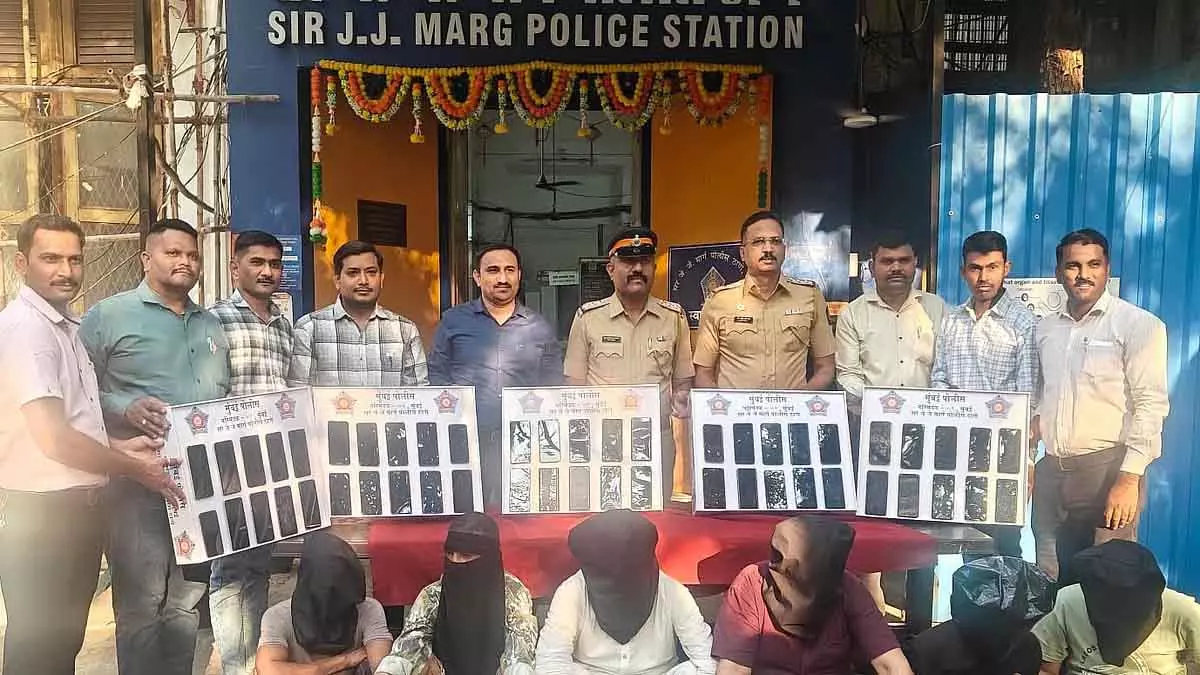 Mumbai पुलिस ने इंटरस्टेट गैंग का भंडाफोड़ किया, 52 चोरी के मोबाइल बरामद किए, 16 चोरी के मामले सुलझाए Mumbai पुलिस ने इंटरस्टेट गैंग का भंडाफोड़ किया, 52 चोरी के मोबाइल बरामद किए, 16 चोरी के मामले सुलझाए