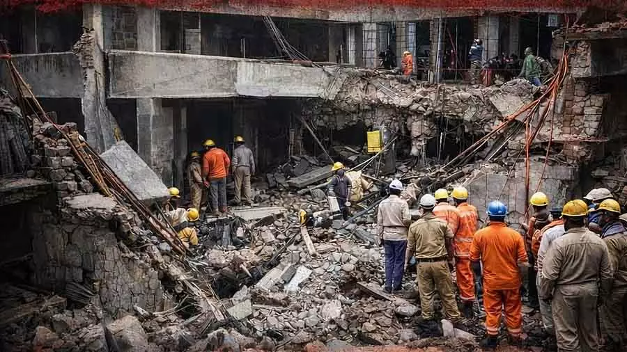 Gurugram में निर्माणाधीन दीवार गिरने से 7 लोगों की मौत, 4 की हालत गंभीर Gurugram में निर्माणाधीन दीवार गिरने से 7 लोगों की मौत, 4 की हालत गंभीर