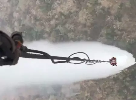 अरुणाचल प्रदेश के जंगल में लगी आग को बुझाने के लिए वायुसेना ने हेलिकॉप्टर से किया पानी का छिड़काव अरुणाचल प्रदेश के जंगल में लगी आग को बुझाने के लिए वायुसेना ने हेलिकॉप्टर से किया पानी का छिड़काव