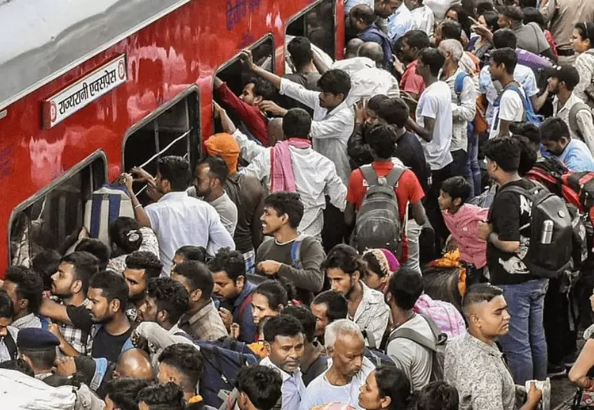 Jabalpur: होली के बाद यात्रियों की संख्या बढ़ी, ट्रेनें फुल होने से परेशानी Jabalpur: होली के बाद यात्रियों की संख्या बढ़ी, ट्रेनें फुल होने से परेशानी