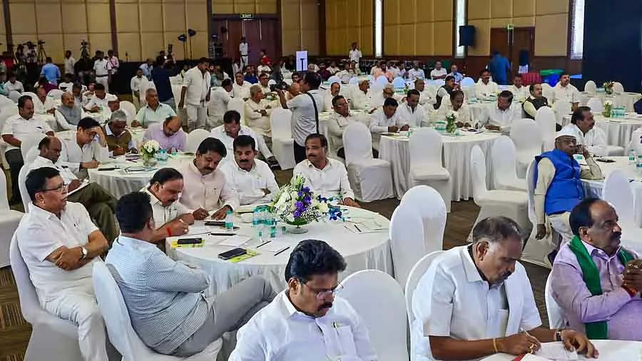 कांग्रेस विधायकों ने CM सिद्धारमैया से सेंट्रल फंड के लिए कानूनी लड़ाई लड़ने की अपील की कांग्रेस विधायकों ने CM सिद्धारमैया से सेंट्रल फंड के लिए कानूनी लड़ाई लड़ने की अपील की