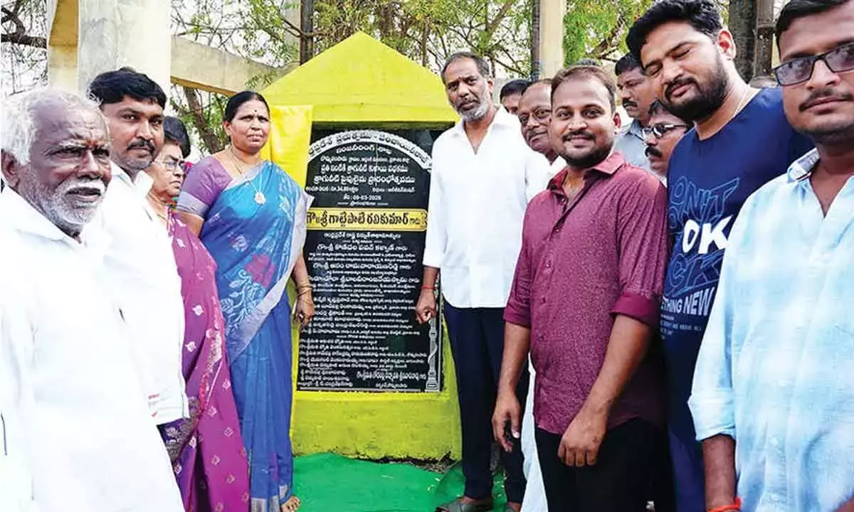 Andhra: ऊर्जा मंत्री ने छात्रों को साइकिलें वितरित कीं Andhra: ऊर्जा मंत्री ने छात्रों को साइकिलें वितरित कीं