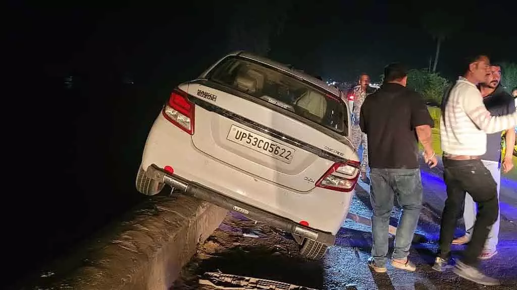 MP : छतरपुर में तेज रफ्तार कार ने स्कूटर को घसीटा, पुल से नीचे पलटी, दो घायल MP : छतरपुर में तेज रफ्तार कार ने स्कूटर को घसीटा, पुल से नीचे पलटी, दो घायल