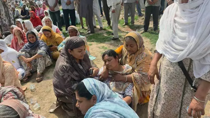 Gurdaspur के युवक का अंतिम संस्कार किया,परिजनों ने कहा कि मुठभेड़ को नाटक के तौर पर दिखाया गया था Gurdaspur के युवक का अंतिम संस्कार किया,परिजनों ने कहा कि मुठभेड़ को नाटक के तौर पर दिखाया गया था