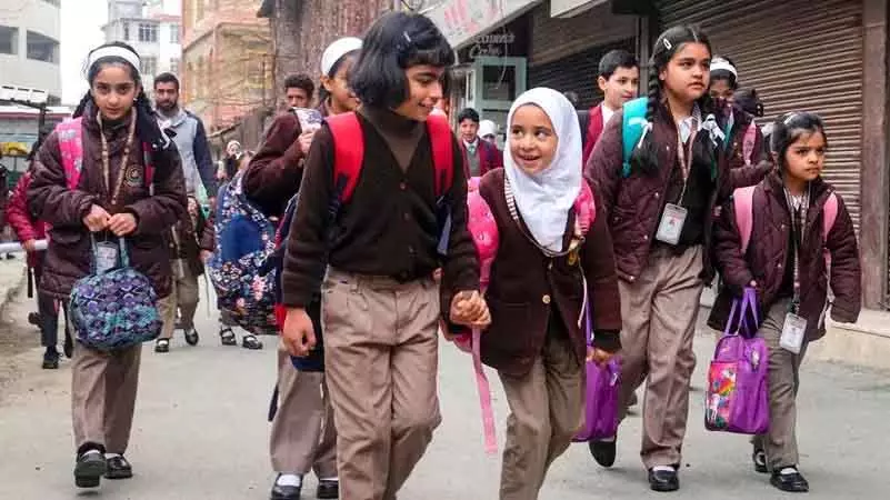 Kashmir में दो महीने की विंटर ब्रेक के बाद स्कूल फिर से खुले Kashmir में दो महीने की विंटर ब्रेक के बाद स्कूल फिर से खुले