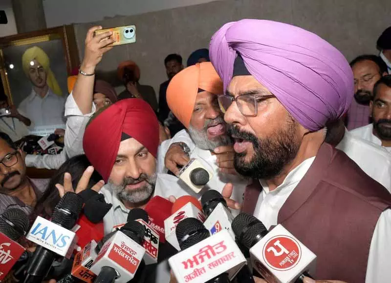 Punjab विधानसभा में प्रेस कॉन्फ्रेंस में कांग्रेस-आप का आमना-सामना Punjab विधानसभा में प्रेस कॉन्फ्रेंस में कांग्रेस-आप का आमना-सामना