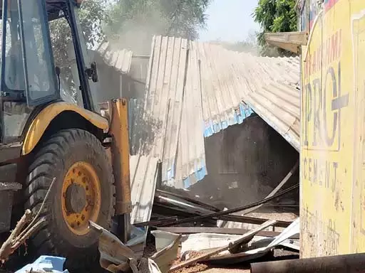 अफीम किसान ताम्रकार परिवार के खिलाफ कार्रवाई जारी, अब दुकान पर चला बुलडोजर अफीम किसान ताम्रकार परिवार के खिलाफ कार्रवाई जारी, अब दुकान पर चला बुलडोजर