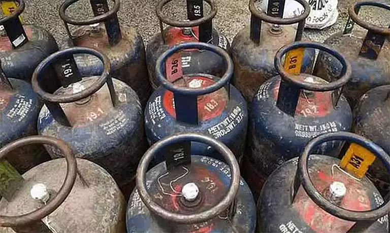 कमी के कारण कमर्शियल LPG सप्लाई रुकी, होटलों ने सर्विस में रुकावट की चेतावनी दी कमी के कारण कमर्शियल LPG सप्लाई रुकी, होटलों ने सर्विस में रुकावट की चेतावनी दी