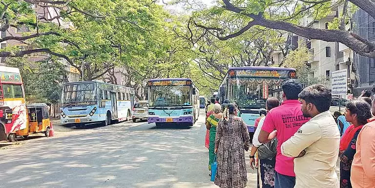 Chennai: तिरुवनमियूर बस टर्मिनस के रेनोवेशन से ट्रैफिक जाम, यात्रियों में कन्फ्यूजन Chennai: तिरुवनमियूर बस टर्मिनस के रेनोवेशन से ट्रैफिक जाम, यात्रियों में कन्फ्यूजन