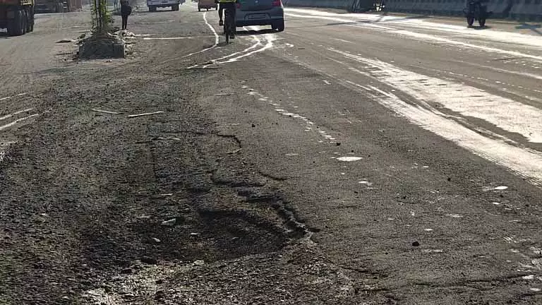 Chennai: थोरईपक्कम रेडियल रोड पर गड्ढों ने कब्ज़ा कर लिया, निवासियों ने जल्द मरम्मत की मांग की Chennai: थोरईपक्कम रेडियल रोड पर गड्ढों ने कब्ज़ा कर लिया, निवासियों ने जल्द मरम्मत की मांग की