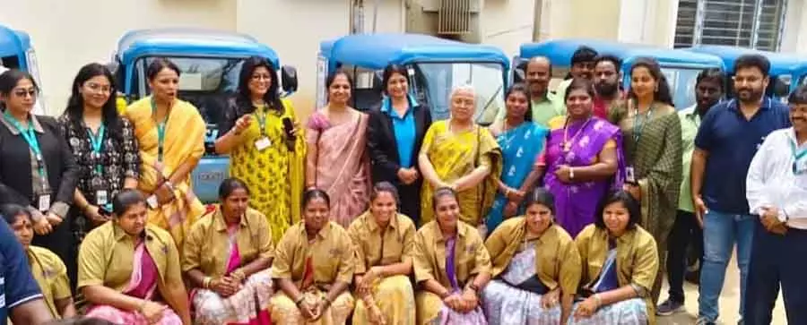 Vijayapura : महिलाओं को मुफ़्त इलेक्ट्रिक ऑटो दिया गया Vijayapura : महिलाओं को मुफ़्त इलेक्ट्रिक ऑटो दिया गया