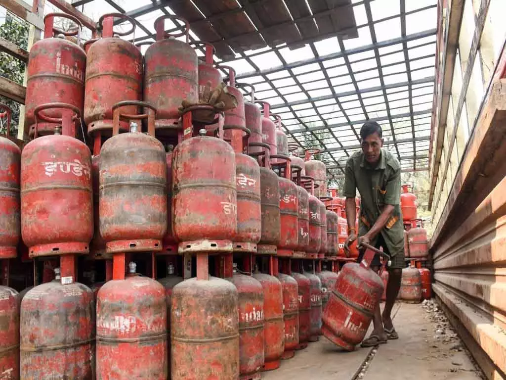 Tamil Nadu सरकार: घरेलू LPG सिलेंडर का 20 दिन का स्टॉक उपलब्ध Tamil Nadu सरकार: घरेलू LPG सिलेंडर का 20 दिन का स्टॉक उपलब्ध