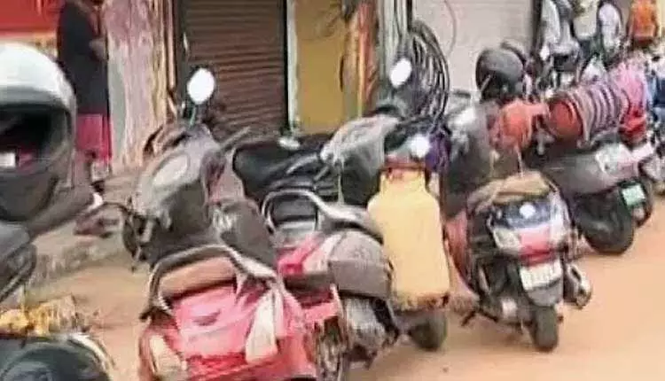 LPG संकट से भुवनेश्वर के लोग बुरी तरह प्रभावित, सप्लाई कम होने से काला बाज़ारी बढ़ी LPG संकट से भुवनेश्वर के लोग बुरी तरह प्रभावित, सप्लाई कम होने से काला बाज़ारी बढ़ी