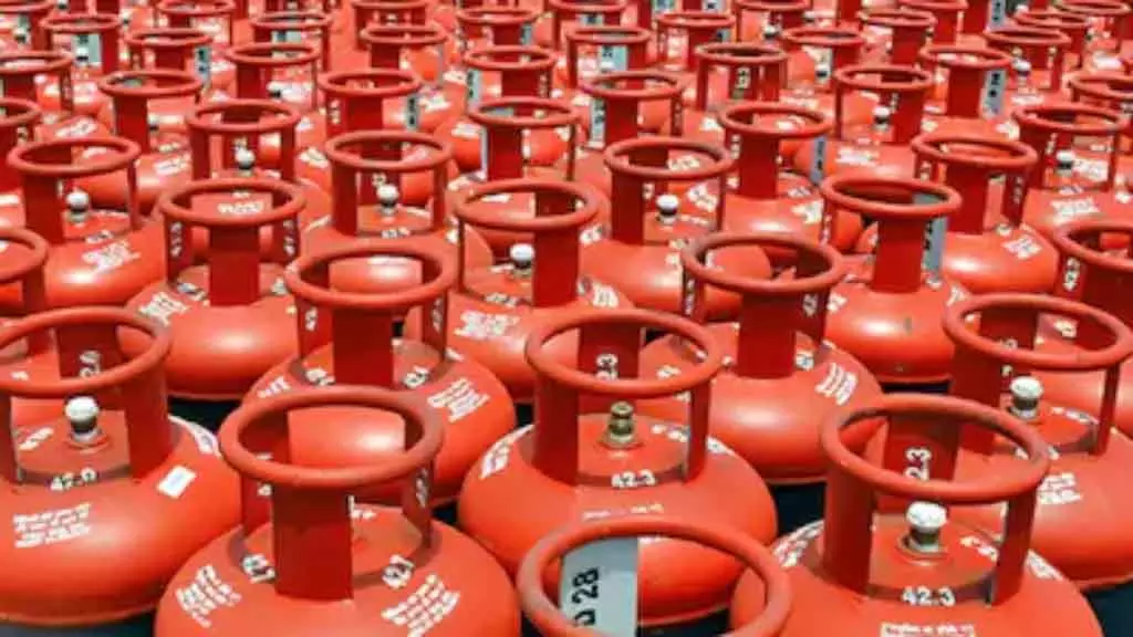 पश्चिम एशिया में तनाव के बीच LPG बुकिंग का गैप बढ़कर 25 दिन हुआ पश्चिम एशिया में तनाव के बीच LPG बुकिंग का गैप बढ़कर 25 दिन हुआ