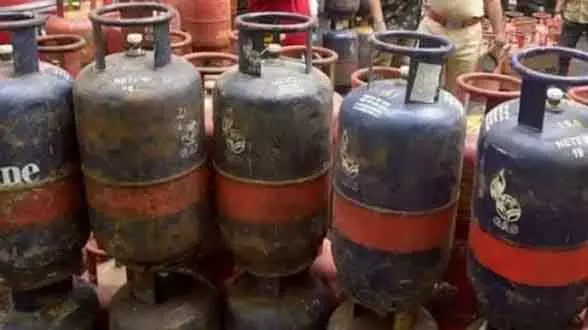 घरेलू यूज़र्स को प्राथमिकता देने के लिए कमर्शियल LPG सप्लाई रोक दी गई घरेलू यूज़र्स को प्राथमिकता देने के लिए कमर्शियल LPG सप्लाई रोक दी गई