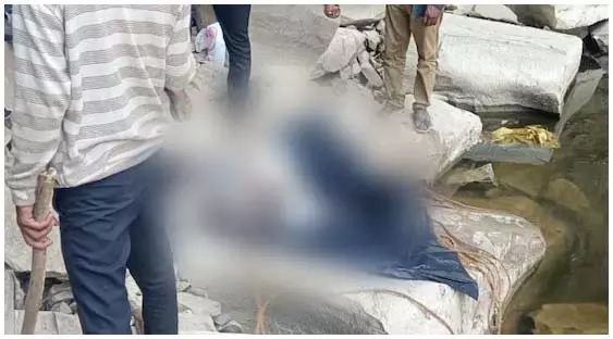 मौत का वो गहरा राज...15 दिन बाद जब लाश खुद ऊपर आई तो कांप उठी रूह मौत का वो गहरा राज...15 दिन बाद जब लाश खुद ऊपर आई तो कांप उठी रूह