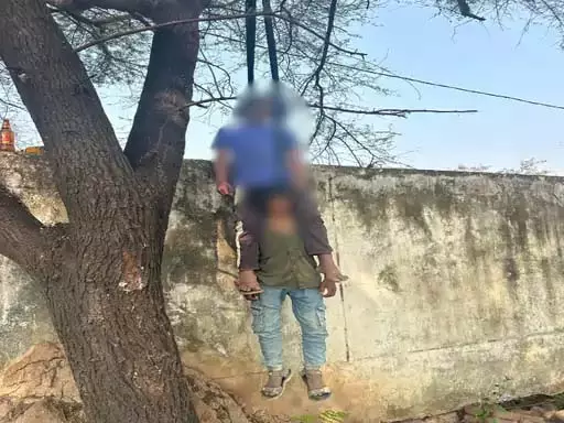 साड़ी से फंदा बनाकर झूले 2 दोस्त, पेड़ में लटक रही थी लाशें साड़ी से फंदा बनाकर झूले 2 दोस्त, पेड़ में लटक रही थी लाशें