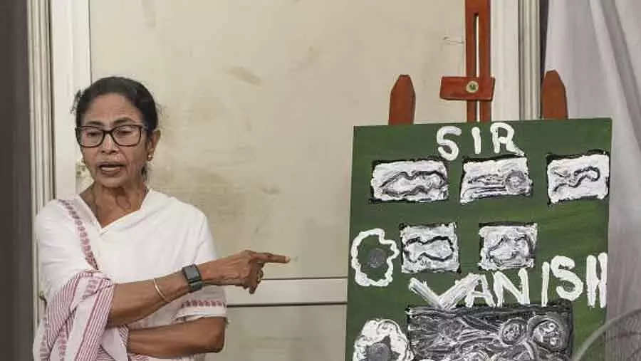 SIR गायब: ममता ने वोटरों के नाम हटाने को लेकर केंद्र और चुनाव आयोग पर निशाना साधा SIR गायब: ममता ने वोटरों के नाम हटाने को लेकर केंद्र और चुनाव आयोग पर निशाना साधा