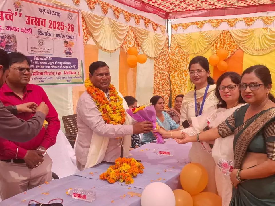 Bareilly: विधायक को शिक्षामित्रों की ओर से प्रतीक चिन्ह भेंट Bareilly: विधायक को शिक्षामित्रों की ओर से प्रतीक चिन्ह भेंट