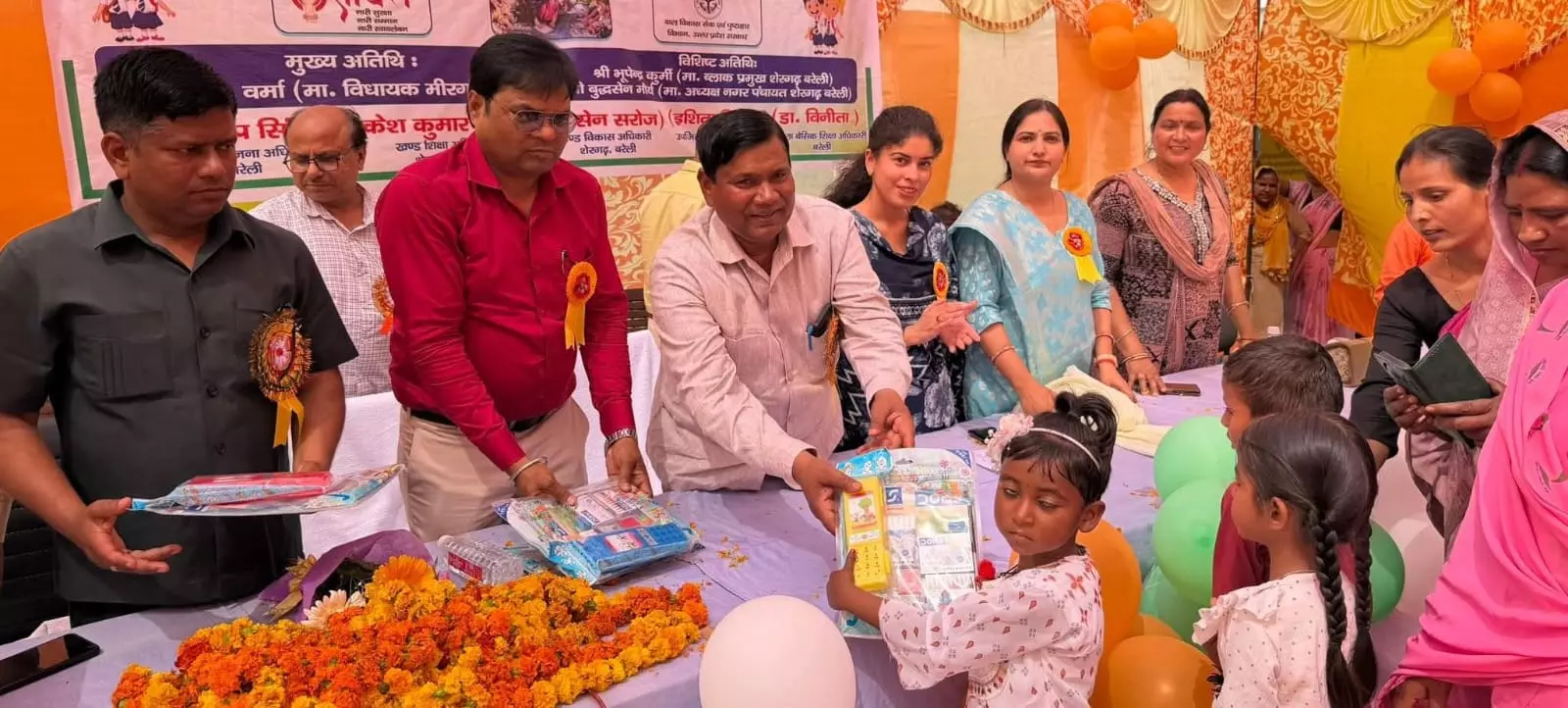 Bareilly: विधायक ने आंगनबाड़ी केंद्र के प्रतिभाशाली बच्चे को सम्मानित किया Bareilly: विधायक ने आंगनबाड़ी केंद्र के प्रतिभाशाली बच्चे को सम्मानित किया