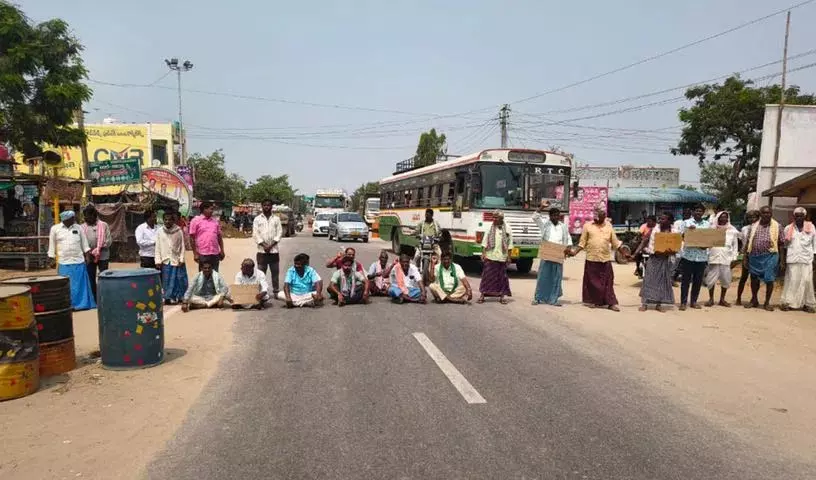 SRSP का पानी छोड़ने की मांग को लेकर किसानों ने सड़क पर प्रदर्शन किया SRSP का पानी छोड़ने की मांग को लेकर किसानों ने सड़क पर प्रदर्शन किया