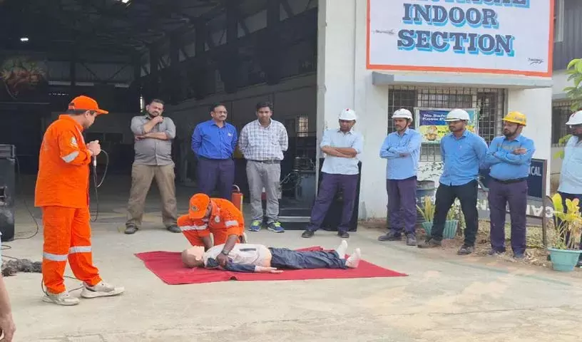 एरिया वर्कशॉप में CPR और फायर एक्सटिंग्विशर के इस्तेमाल के बारे में जागरूकता एरिया वर्कशॉप में CPR और फायर एक्सटिंग्विशर के इस्तेमाल के बारे में जागरूकता