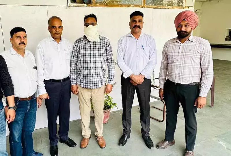 Jalandhar में ASI 8,000 रुपये की रिश्वत लेते पकड़ा गया Jalandhar में ASI 8,000 रुपये की रिश्वत लेते पकड़ा गया